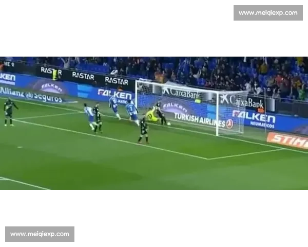 他的任意球就像导弹，直挂死角，球迷们看得热血沸腾！